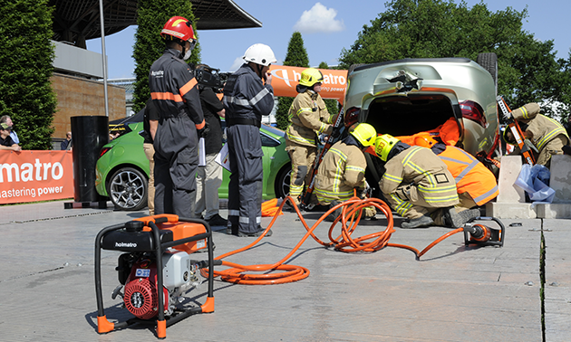 Reddingsteam voert extractie uit bij een auto