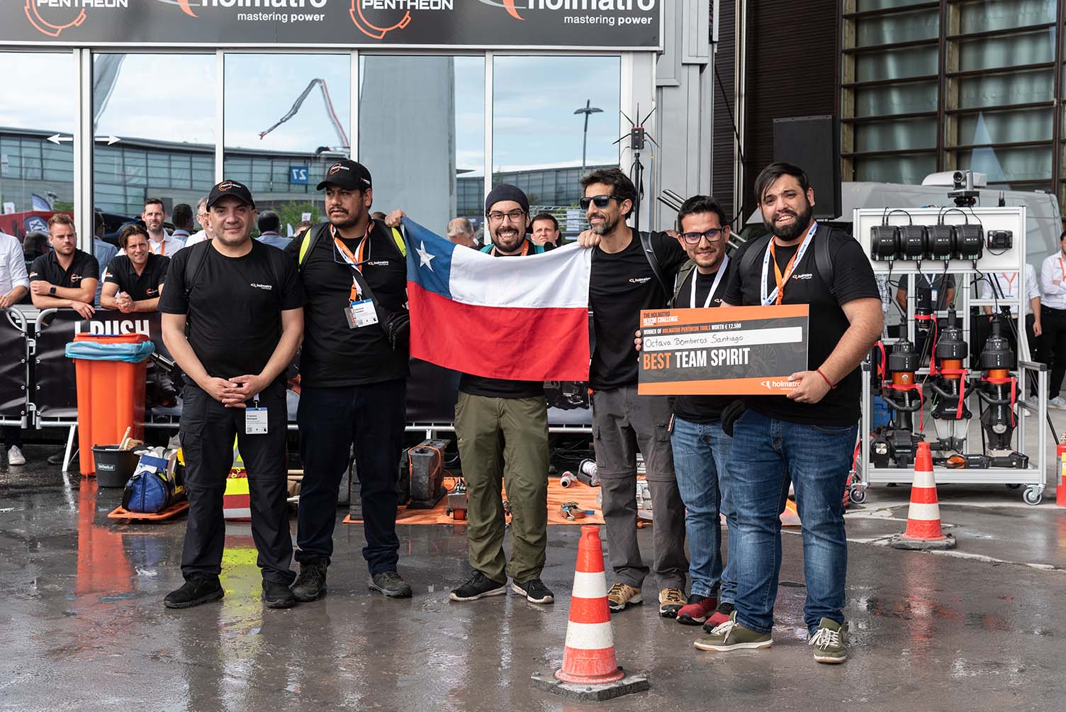 Een teamfoto van het team dat Beste Teamgeest won bij de Holmatro Rescue Challenge 2022: Octava Bomberos Santiago 