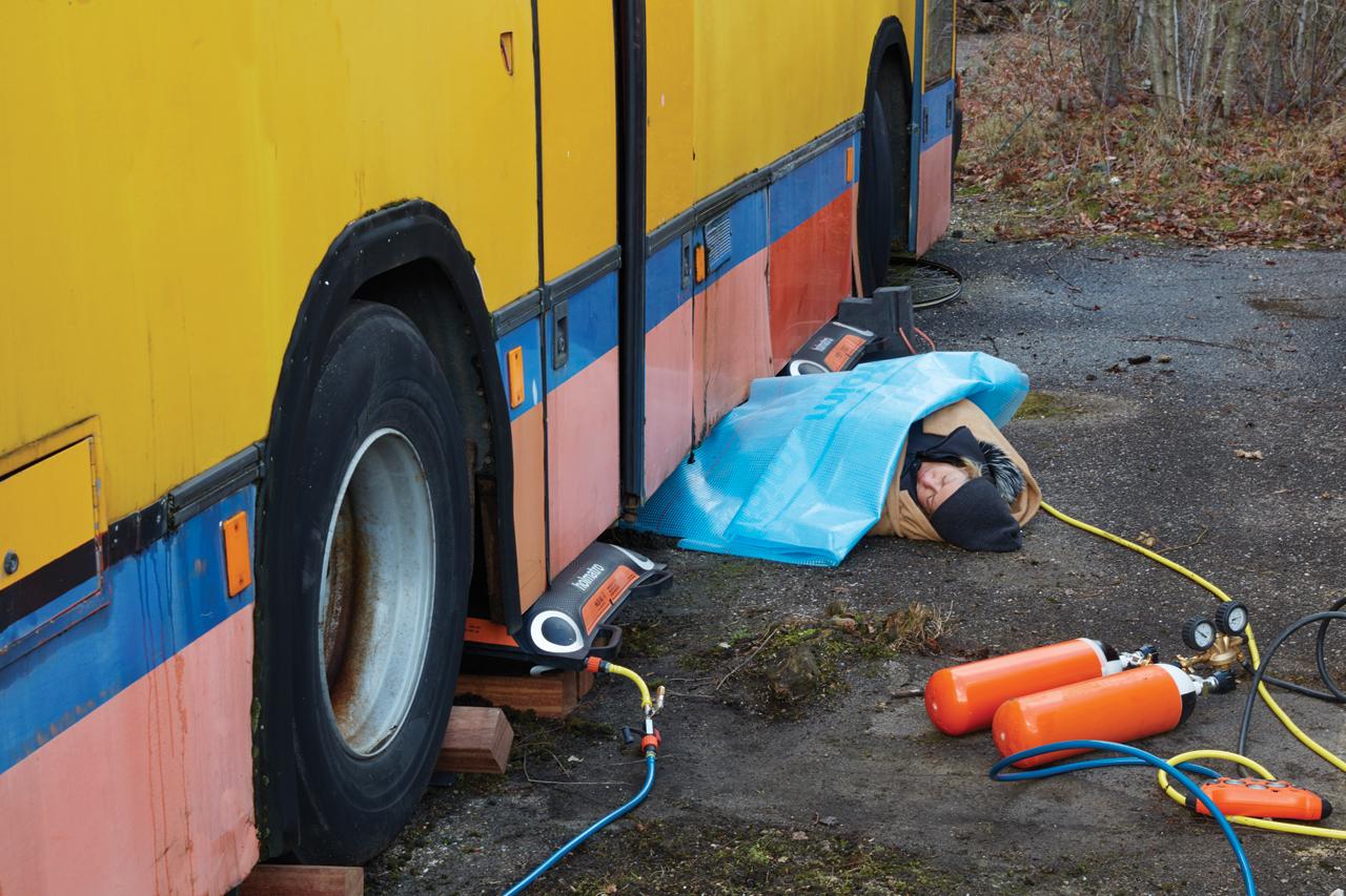 Lifting Bag HLB 85 + Lifting Bag HLB 60 +  Shut-Off Hose SOH 12 + Control Unit HDC 12 (J) + Presure reducer PRV 12 (J) + Air Hose AH 5 / 10 Y + Air Hose AH 5 / 10 B + Air Hose AH 5 / 10 Y